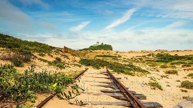 MORNING SHOT: INSTA @blackwavephoto Light rail? Wasn't expecting to find these on my way to Nobby's lighthouse this arvo. #nikonaustralia #landscape #sunset #railway #traintracks #sand #sanddunes #newcastlensw #mynsw