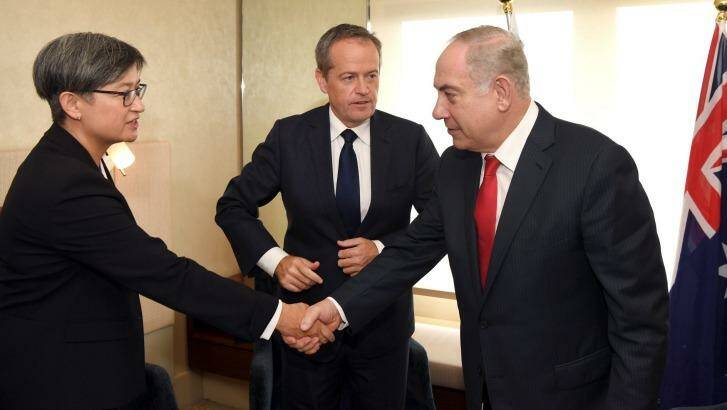 Labor leader Bill Shorten introduces Israeli Prime Minister Benjamin Netanyahu Senator Penny Wong. Photo: William West/Pool