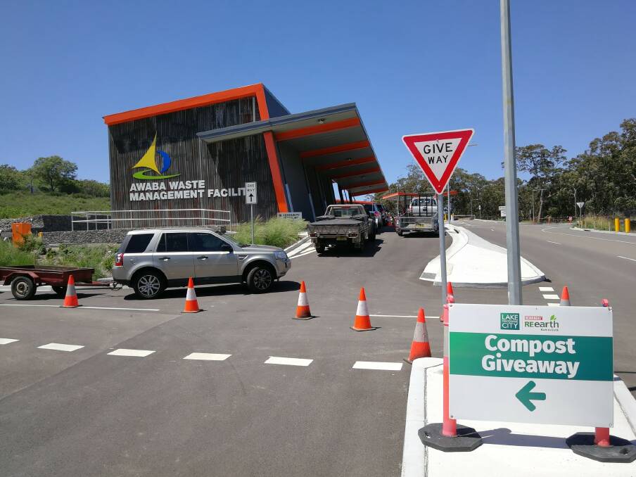 ORDERLY QUEUE: Residents filed into the Awaba Waste Management Facility in utes and towing trailers to load up with free compost over the weekend. Picture: Supplied