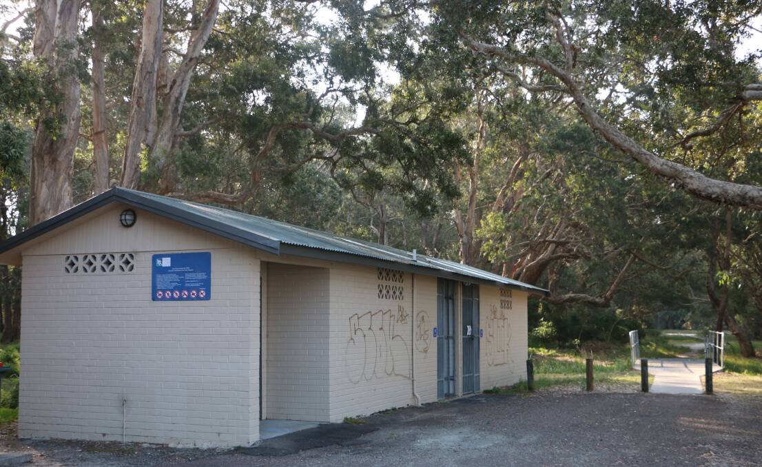 LAKE CANVAS: The amenities block at Noela Place Reserve, on the shores of Budgewoi Lake, will be the focus of a community art project. Picture: David Stewart
